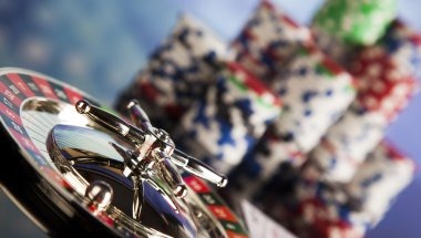 Casino Hold'em table layout with dealer and player positions at main duit live studio